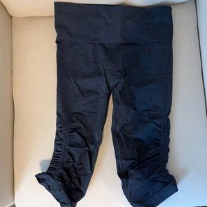 lululemon cropped navy blue leggings (size 6)